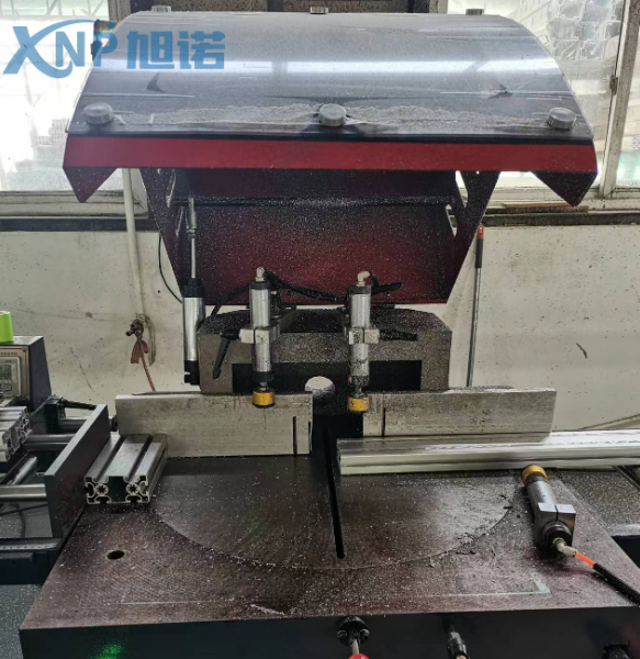 鋁型材定制加工工藝切割.jpg 鋁型材定制加工工藝切割.jpg