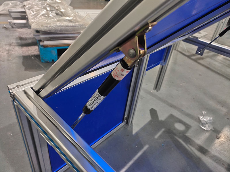 帶氣彈簧的設備防護罩